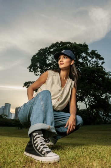 campana-streetwear-modelo-pose-urbana