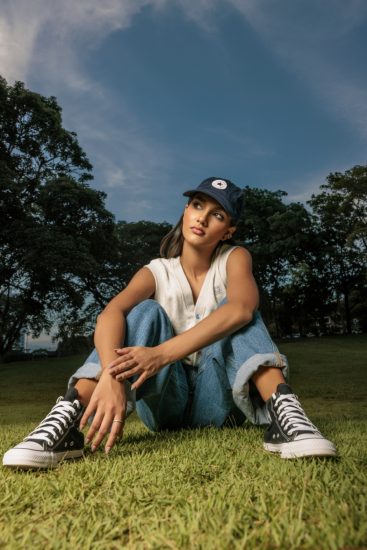 modelo-streetwear-gorra-azul-zapatillas-negras